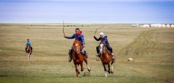 Национальные конные игры на берегу озера Сон-Куль: Фотография