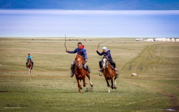 Национальные конные игры на берегу озера Сон-Куль