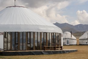«Ak-Sai Travel Yurt Camp at Son-Kul lake by As a Nomad»